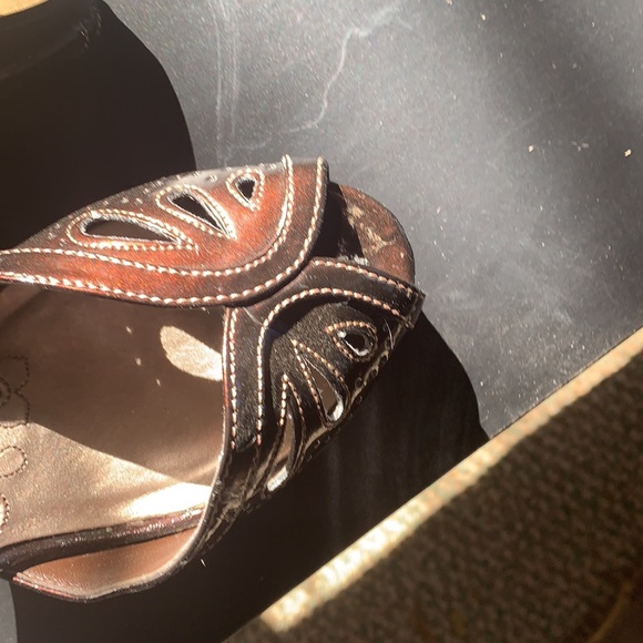 Mudd Candor Iridescent Burgundy Peep Toe Sandals  size 7M - 3-1/2” Heel - Picture 2 of 4